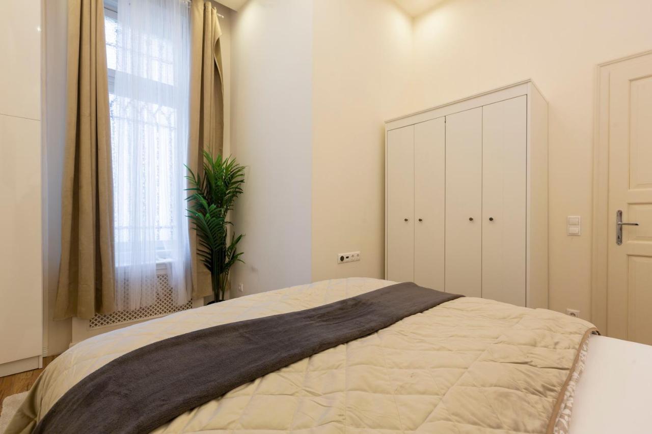 Luxurious Central Apartment In Liszt Ferenc Square Budapest Kültér fotó